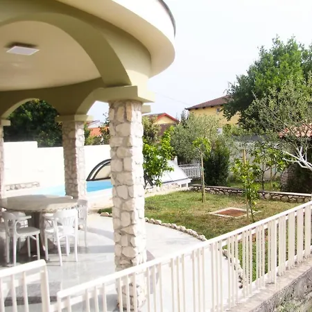 Lusi House Villa *