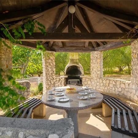 Lusi House Villa *