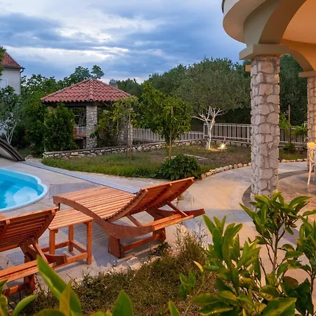 Lusi House Villa *