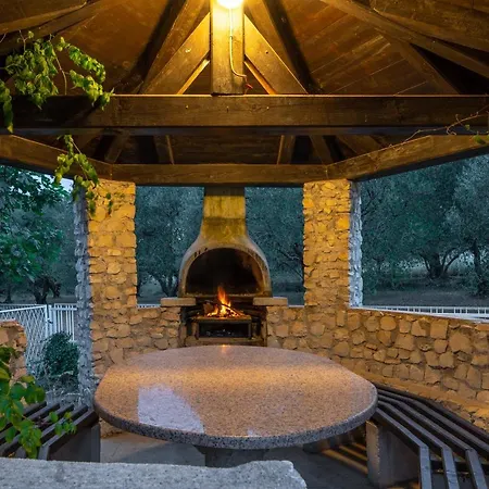 Lusi House Villa *