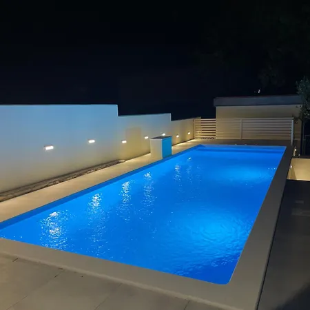 ヴィラ Lusi House *